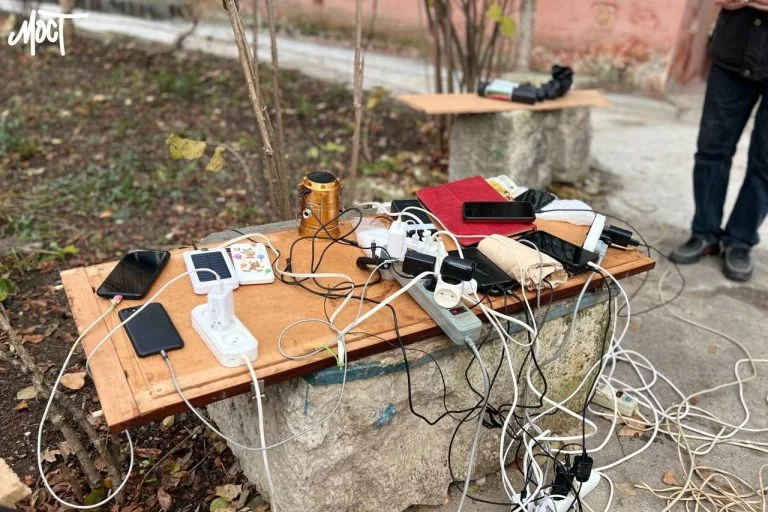 зарядка телефонів