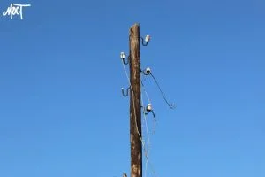 На лівобережжі Херсонщини через аварію на підстанції 150 кВ без світла залишилися 1 500 жителів Новотроїцької громади. Окупаційна влада заявляє про ремонтні роботи, однак перебої тривають через військові дії та зношеність мереж.