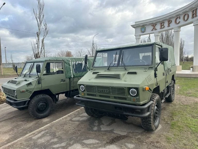 Військовим на Херсонщині передали бойові автомобілі IVECO Техніка українських військових