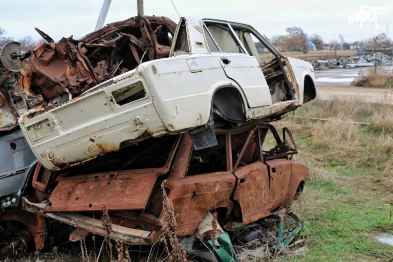 Пошкоджені російськими обстрілами цивільні автомобілі