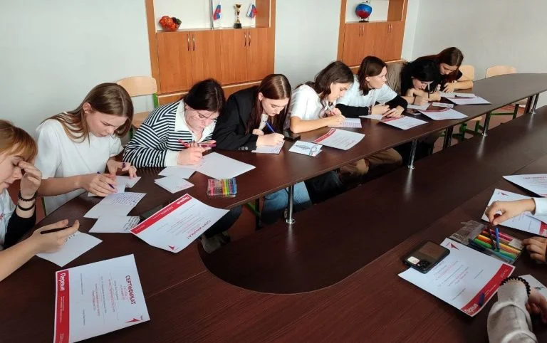 Дітей на ТОТ Херсонщини змушують писати листи військовим РФ, – Жовта Стрічка Окупанти змушують дітей писали листи військовим РФ