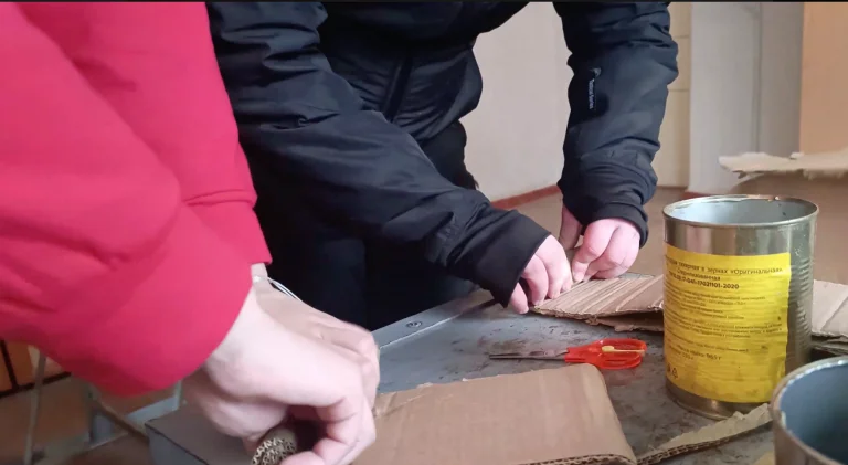 Діти на ТОТ Херсонщини виготовляють окопні свічки