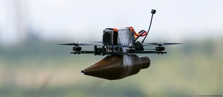 Росіяни скинули з БпЛА вибухівку на жительку Антонівки: жінка у тяжкому стані Близько 12:00 російські військові атакували з дрона місцеву жительку Антонівки, внаслідок чого 42-річна жінка дістала тяжкі поранення.