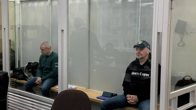 Мангер носить мерч російського агента “Буратіно”