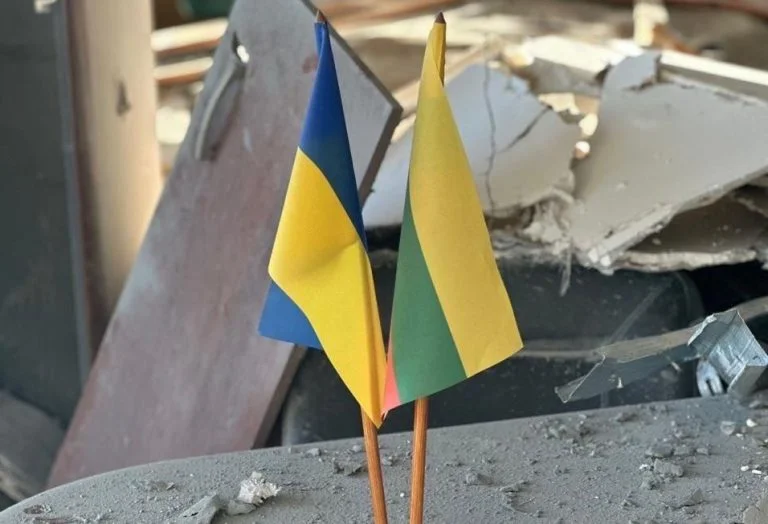 Глава МЗС Литви показав наслідки російського обстрілу почесного консульства у Херсоні (фото) Глава МЗС Литви показав наслідки російського обстрілу почесного консульства у Херсоні (фото)