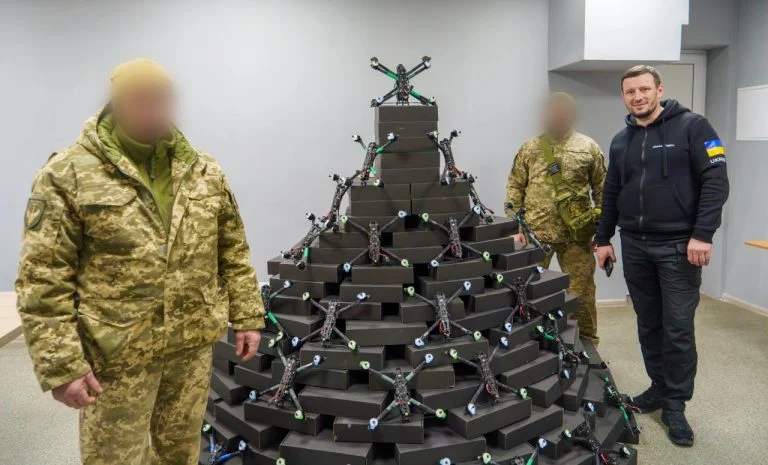 Для морпіхів на Херсонщині передали 200 ударних дронів Підрозділи двох бригад берегової охорони морської піхоти, які захищають Херсонщину, отримали чергові дві сотні 8–дюймових ударних FPV–дронів з додатковими можливостями.