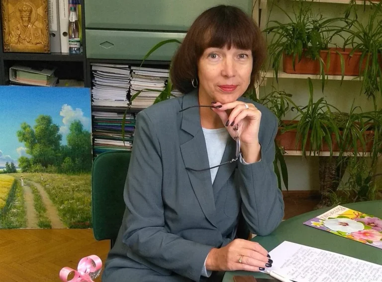 Начальник Херсонської МВА Роман Мрочко пообіцяв, що "спілкуватиметься щодо подальшої взаємодії та можливого подовження трудових відносин" з колишньою очільницею лікарні Карабелеша Аллою Малицькою.