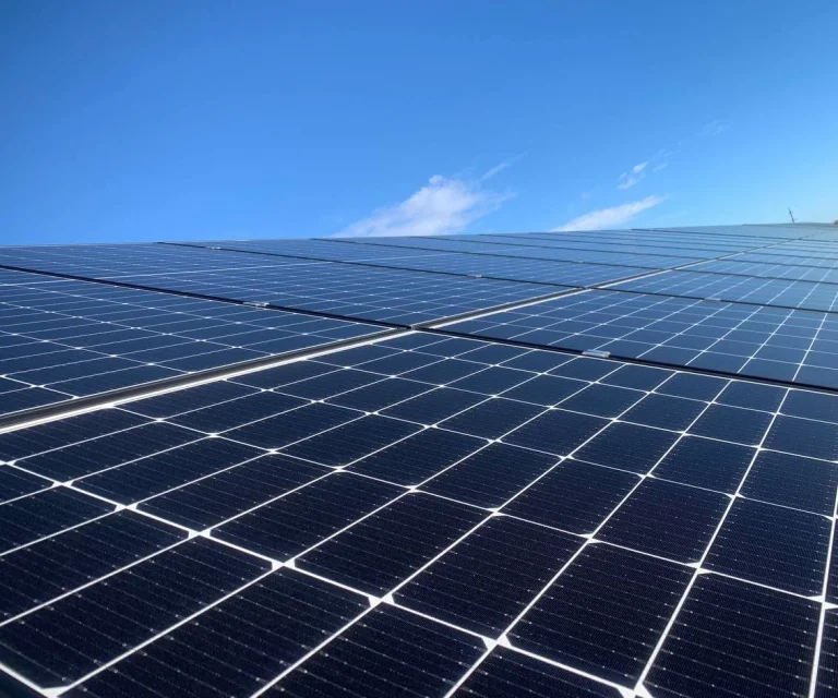 На Херсонщину доставили 300 сонячних панелей для критичної інфраструктури