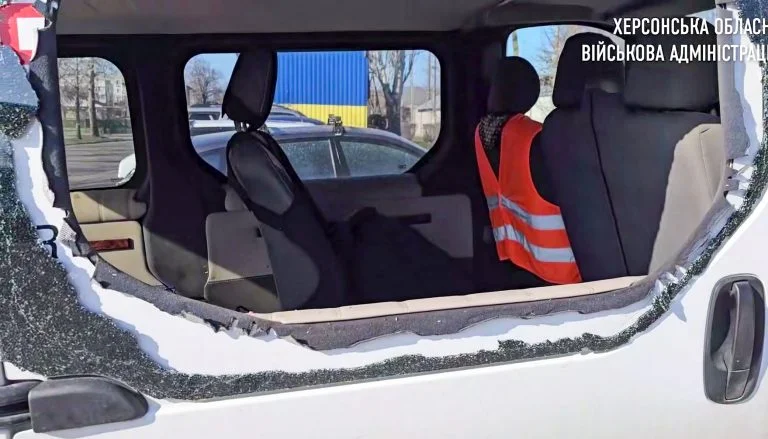 Наслідки ворожого удару по херсонським комунальникам