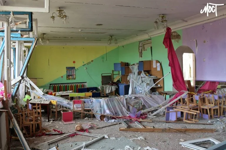 Зруйнований ворожими КАБами навчасльний заклад Херсона