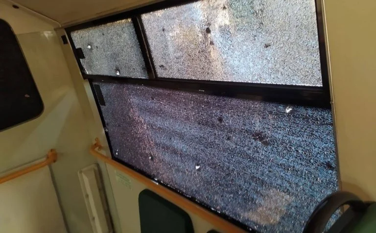 Наслідки ворожої атаки на автобус у Херсоні