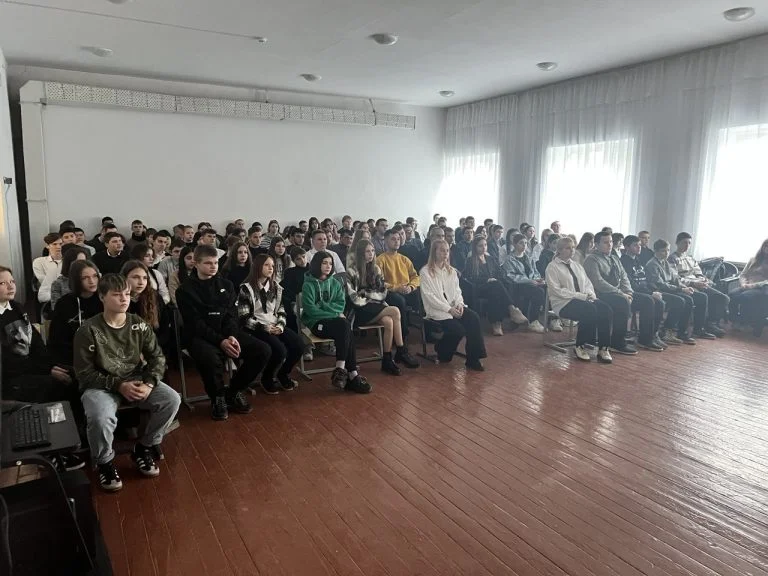 Показ фільму в захопленій окупантами школі