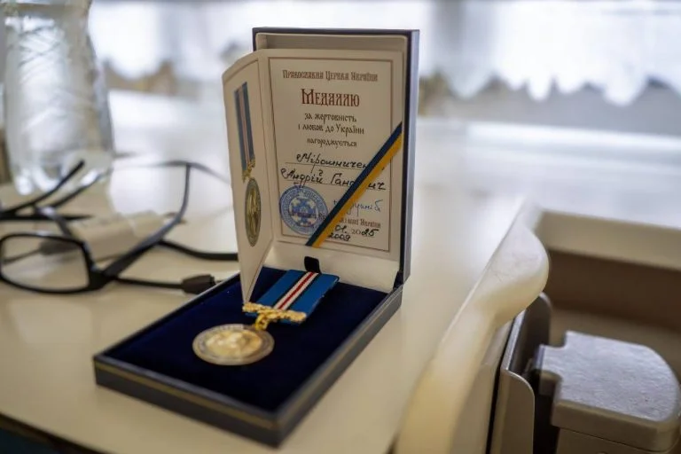 Водія автобуса, який потрапив під російський обстріл у Херсоні, нагородили медаллю