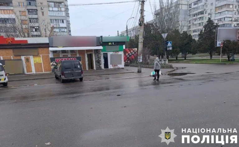 Окупанти скинули вибухівку на Житлоселище у Херсоні: поранено жінку