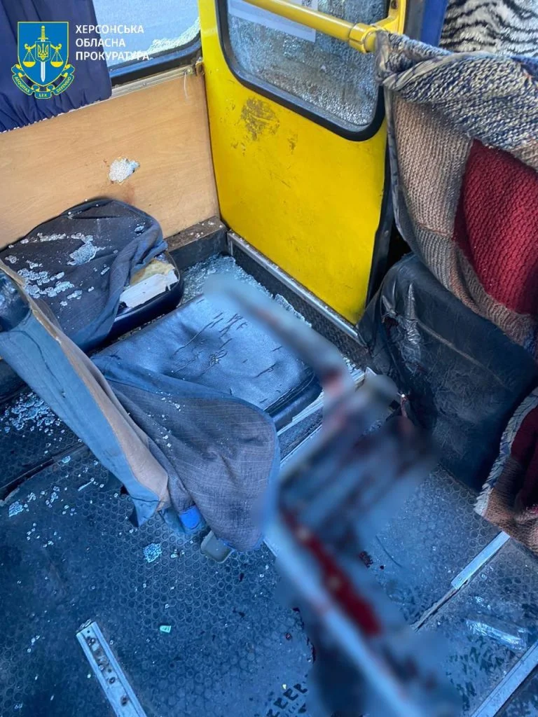 Окупанти знову обстріляли маршрутку у Херсоні: поранено 5 людей