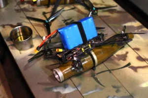 Військові РФ скинули вибухівку на мешканця Херсона: він у важкому стані