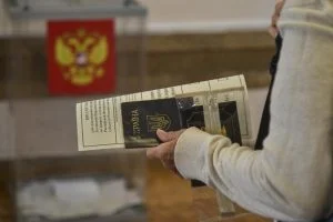 Мешканка Донецька отримала підозру за організацію псевдореферендуму у Херсоні