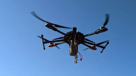 Російські військові FPV-дроном вбили мотоцикліста у Дарʼївці Російський дрон у небі з вибухівкою