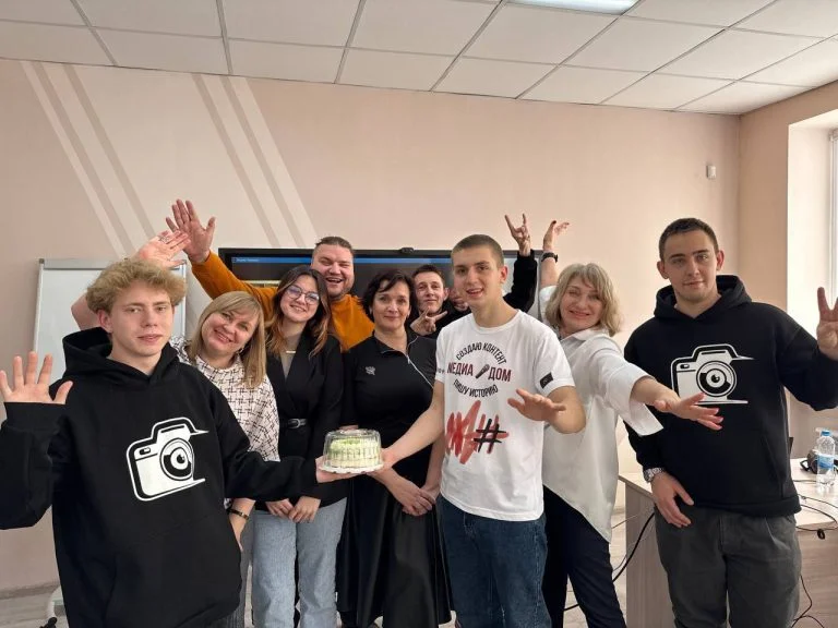 Окупанти запустили у Херсонській області проєкт «Медіашкола Новоросії» для студентів, школярів і чиновників. Мета – пропаганда та інтеграція молоді в російське інформаційне поле.