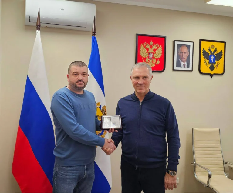 Окупаційна влада Херсонщини створила комісію з нагород при так званому губернаторі області Сальдо вручає знак ордена 2-го ступеня «За заслуги перед Херсонською областю» автору проросійських телеграм каналів Олександру Таліпову