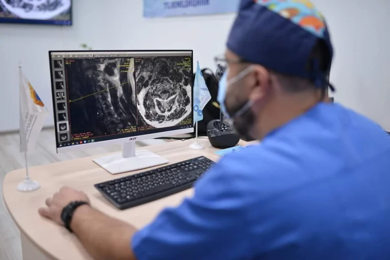 У Херсонській області 12 телемедичних центрів охоплюють 30 000 жителів, надаючи безкоштовні консультації лікарів понад 30 спеціальностей. Дистанційна медицина дозволяє отримати якісну допомогу без виїзду з громади.