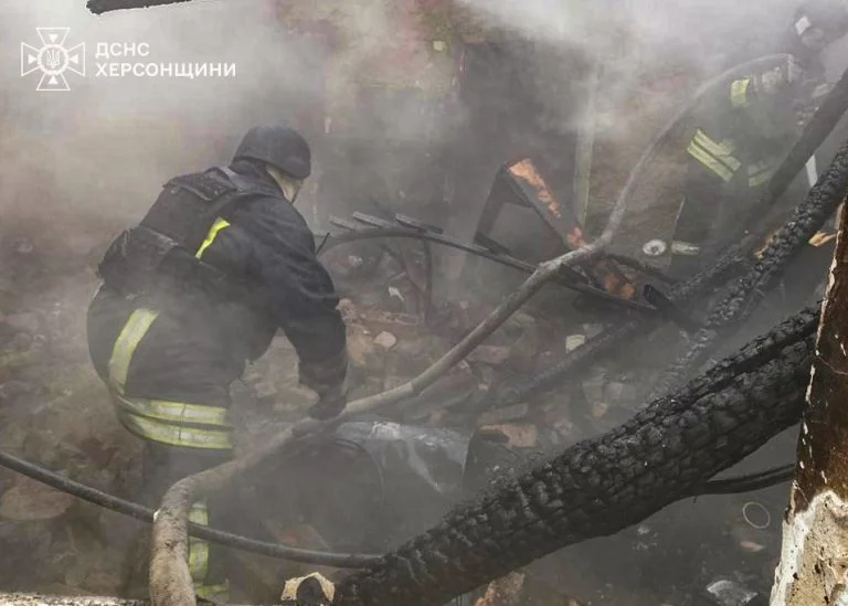 У Херсоні через ворожий обстріл загорівся житловий будинок: є постраждалий