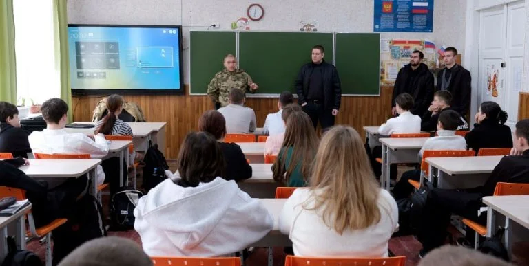 Військові РФ проводять “заняття з профілактики екстремізму” для школярів на ТОТ Херсонщини