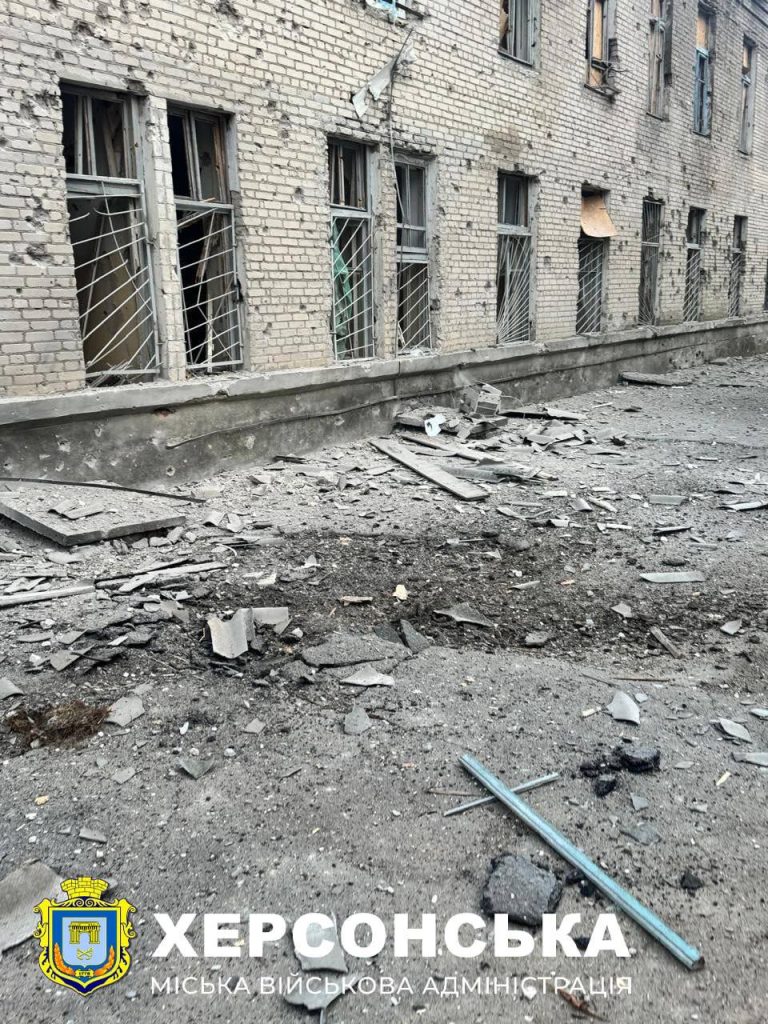 Росіяни обстріляли Херсон: поранена 74-річна жінка