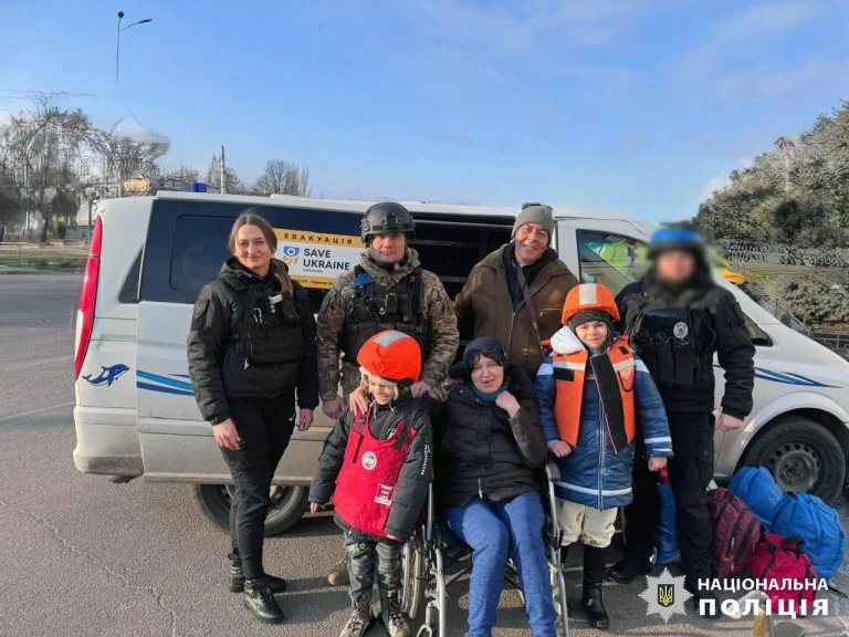 Поліцейські евакуювали родину з обстрілюваного Молодіжного Евакуація родини з Херсонщини