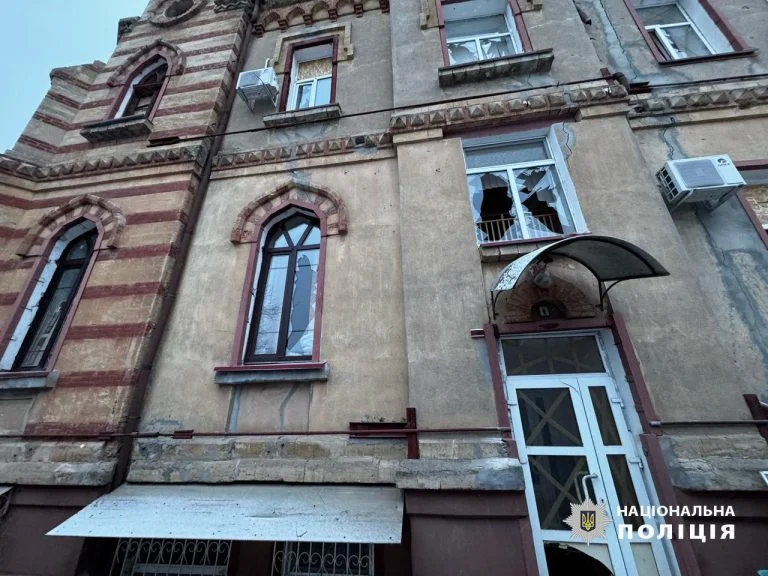 Внаслідок ранкового удару РФ по Херсону є поранена