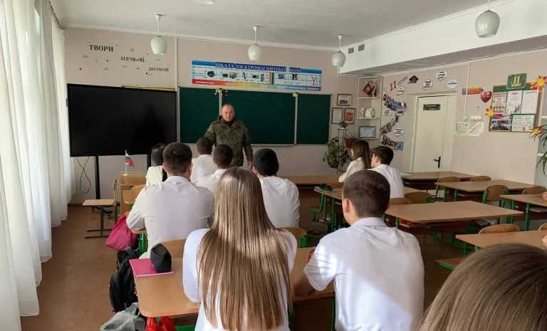 Олег Смуряков у школі на ТОТ Херсонщини