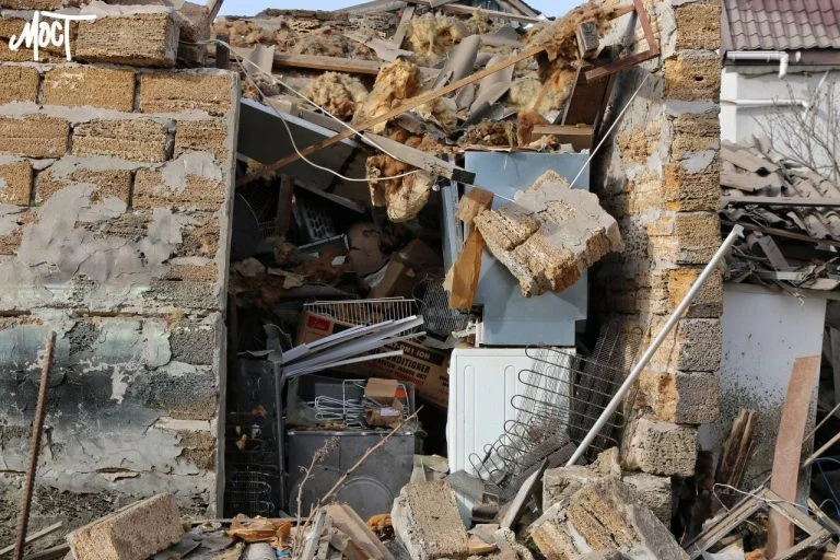 РФ скинула авіабомбу на Новоолександрівку на Херсонщині: постраждала літня жінка