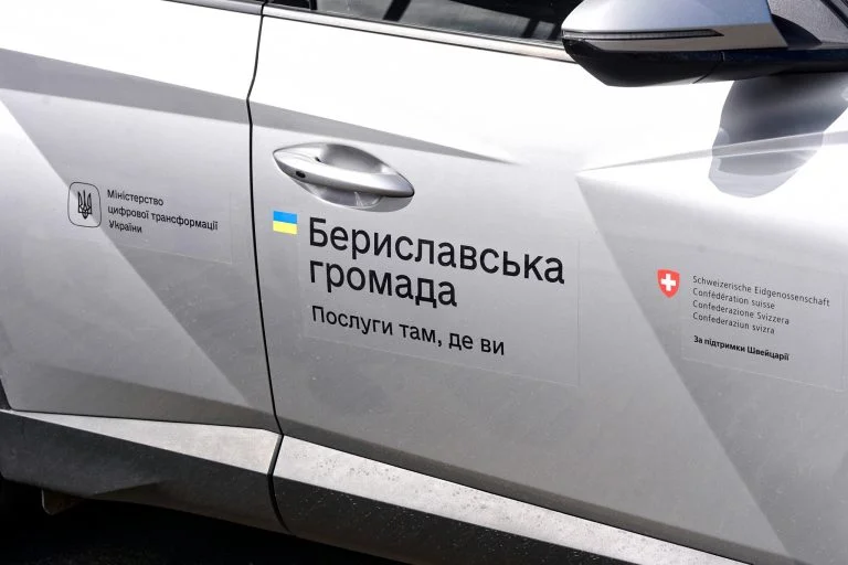 Волонтери відновили авто Бериславської громади, яке пошкодило авіаударом