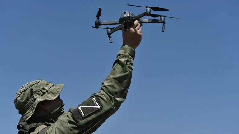 Армія РФ скинула з дрона вибухівку на чоловіка у Херсоні