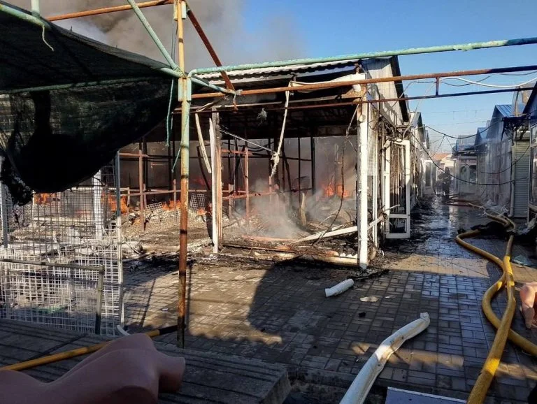 У Генічеську згоріло більшість місцевого ринку: постраждало 6 людей (відео)