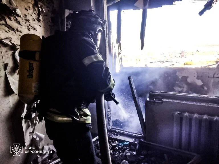 У Херсоні дрон влучив у багатоповерхівку (фото)