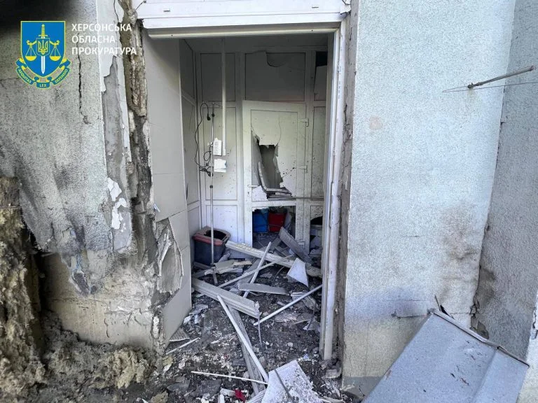 Війська РФ атакували з дронів лікарню у Херсоні (відео)