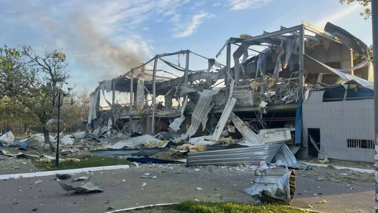 Як виглядає зруйнована росіянами льодова арена у Херсоні (відео)