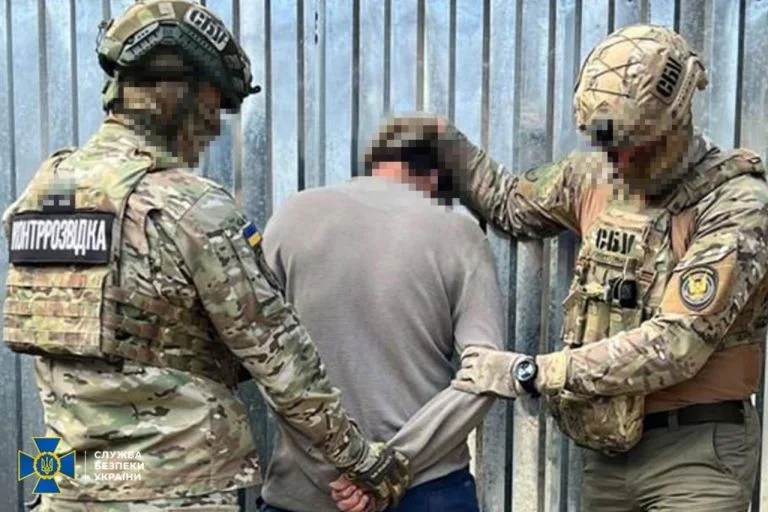 СБУ затримала чоловіка, який наводив російські удари на Херсон