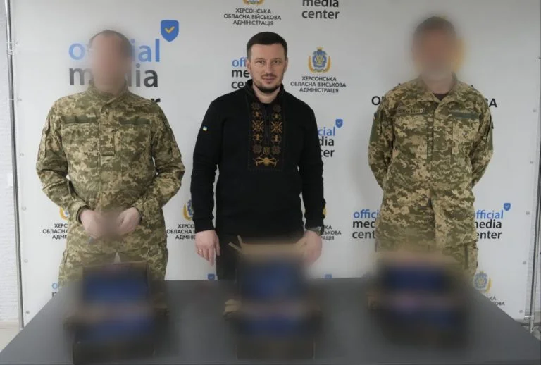 Авіатори ЗСУ отримали сотні засобів захисту від громад Херсонщини