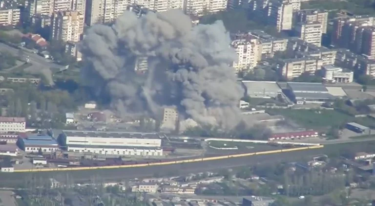 У мережі з’явився момент влучання російських авіабомб у будівлю в Херсоні (ВІДЕО)