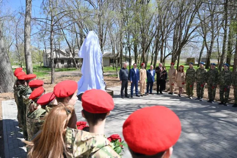На ТОТ Херсонщини Сальдо встановив ще одне погруддя Ушакова