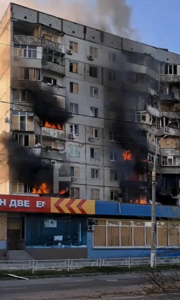 Окупанти вдарили дронами по багатоповерхівці в Херсоні: горить шість квартир
