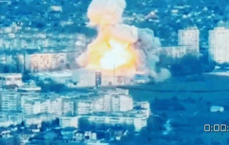 Момент влучання російських авіабомб у льодовий палац у Херсоні (ВІДЕО)