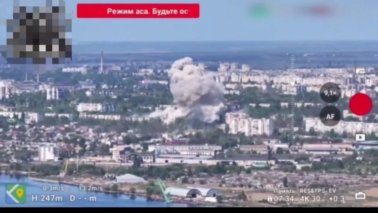 Окупанти оприлюднили момент влучання КАБів по Херсону