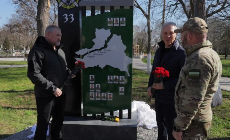 Окупанти встановили в Генічеську меморіал “добровольчому загону”, що воює проти України