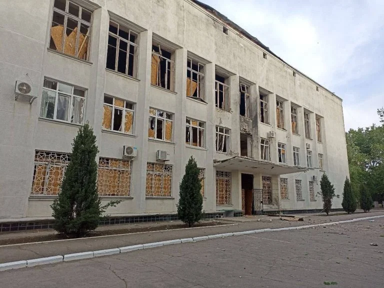 У Новій Каховці атакували будівлю незаконної адміністрації (фото)