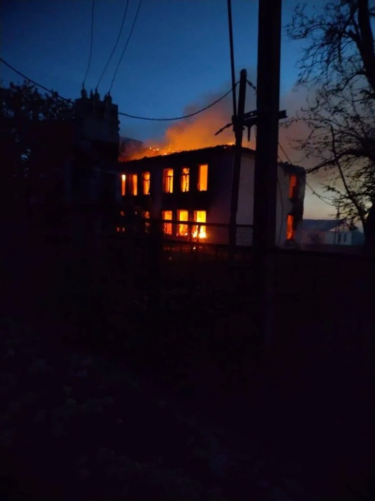 На Херсонщині у Дудчанах внаслідок обстрілу РФ згоріла школа