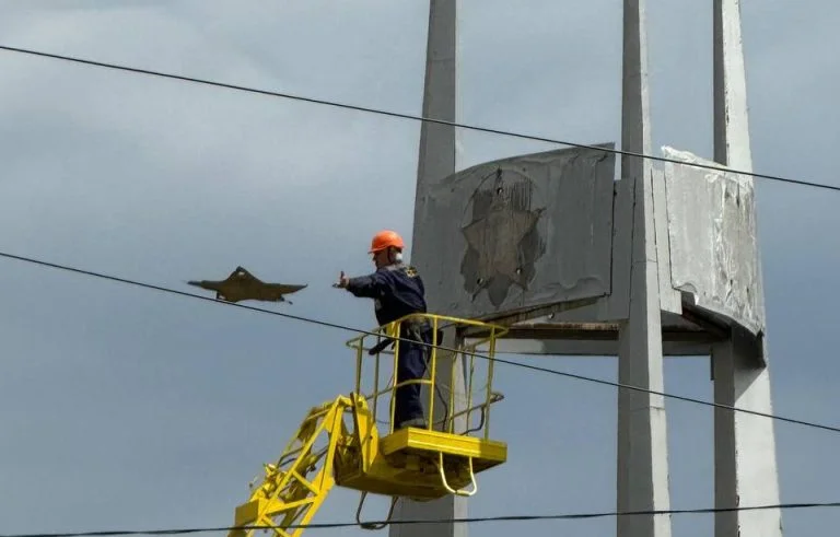 У Херсоні з монумента “Три штики” прибрали радянську символіку