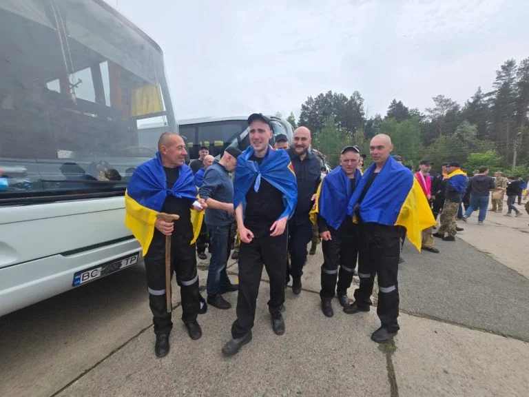 З полону повернулись 303 українських військових: серед них є захисники Херсонщини з російського полону повернулися 303 військовослужбовця